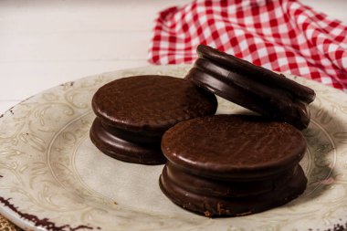 Dulce de leche ile doldurulmuş klasik Arjantin çikolatası. Geleneksel yemek..