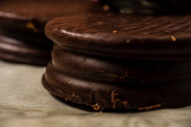 Dulce de leche ile doldurulmuş klasik Arjantin çikolatasının yakın çekimi. Geleneksel yemek..