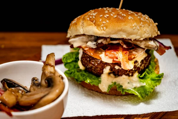 Domácí Hovězí Burger Salátem Rajčaty Houbami Slaninou Sýrem Dřevěné Desce — Stock fotografie