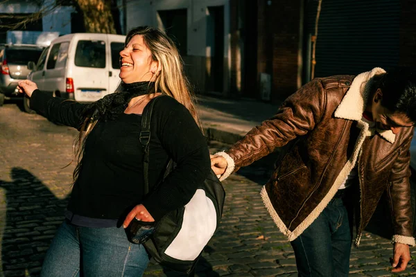 Young Latin Couple Having Fun Street Laughing While Playing Sunny — ストック写真