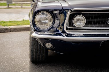 60 'lardan kalma bir retro kolleksiyoncunun arabasının ön ya da arka farının ayrıntıları. Hareket konsepti, Yanmalı araba.