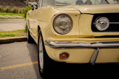 60 'lardan kalma bir retro kolleksiyoncunun arabasının ön ya da arka farının ayrıntıları. Hareket konsepti, Yanmalı araba.