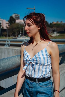 Sağına bakan güzel, genç, İspanyol bir kızıl. Orta resim, portre oryantasyonu.