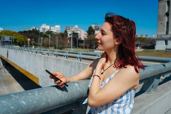 Una Joven Pelirroja Revisando Mensajes Teléfono Celular Sonriendo Actitud Copiar —  Fotos de Stock