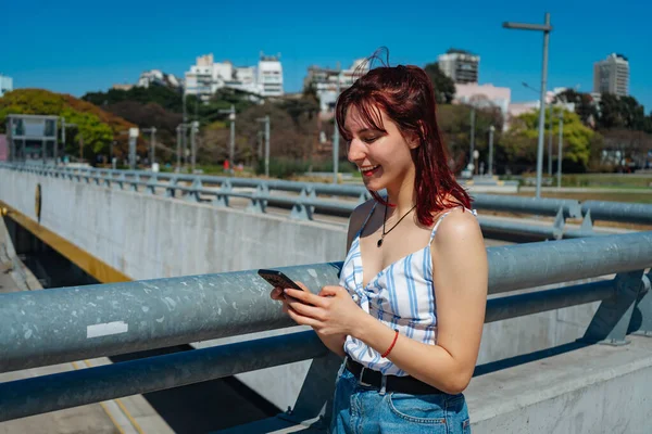 Mujer Pelirroja Joven Revisando Mensajes Teléfono Celular Actitud Sonriente Actitud —  Fotos de Stock