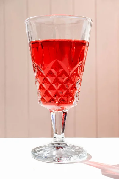 Ein Glas Exquisiter Roter Cocktail Auf Weißer Oberfläche — Stockfoto