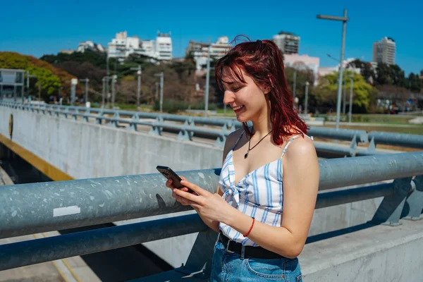 Una Joven Pelirroja Revisando Mensajes Teléfono Celular Sonriendo Actitud Copiar —  Fotos de Stock