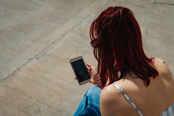 Hermosa Mujer Latina Con Pelo Rojo Mirando Teléfono Celular Copiar —  Fotos de Stock