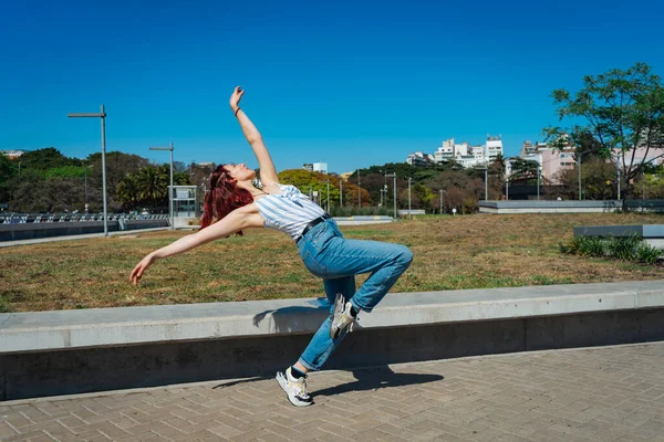Gyönyörű Fiatal Latin Táncol Boldogan Utcán Miközben Bulizik Ugrásokkal Bukfencekkel — Stock Fotó