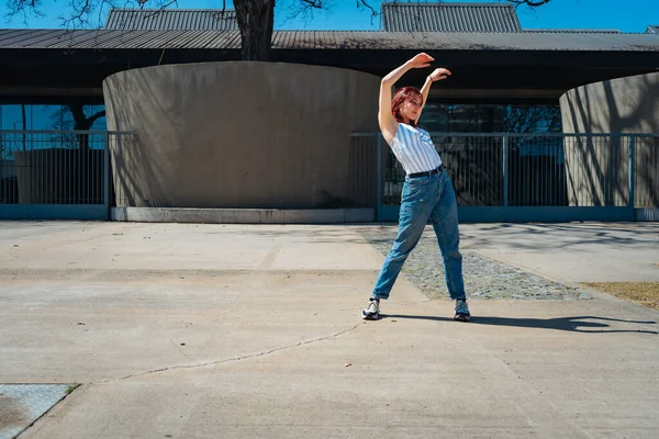 Gyönyörű Fiatal Latin Táncol Boldogan Utcán Miközben Bulizik Ugrásokkal Bukfencekkel — Stock Fotó