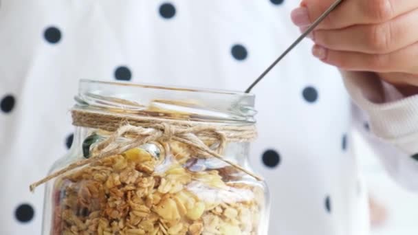 Mãos femininas em câmara lenta, mulher a comer pequeno-almoço saudável. Mulher cozinhando Aveia Granola muesli em frasco. Vegan, vegetariano e conceito de dieta de perda de peso. Menu Detox. — Vídeo de Stock