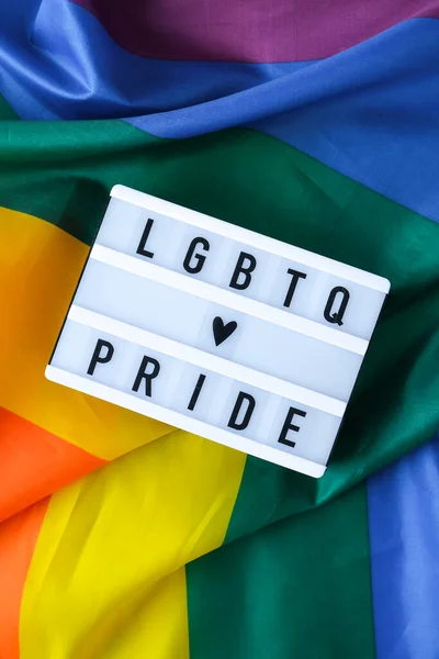 ライトボックスとテキストLgbtq Prideとレインボーフラグ シルク素材で作られたレインボーLgbtqフラグ Lgbtqプライド月間のシンボル 平等な権利 平和と自由 Lgbtqコミュニティ — ストック写真