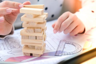 Mimar tasarımcı iç mimar yaratıcı işçi el evin masa mimarisi planı üzerine bir blok tahtası oyunu oynuyor, bir renk paleti. Kadın mimar ofis işyerinin planlarını çiziyor. Çalışma Alanı