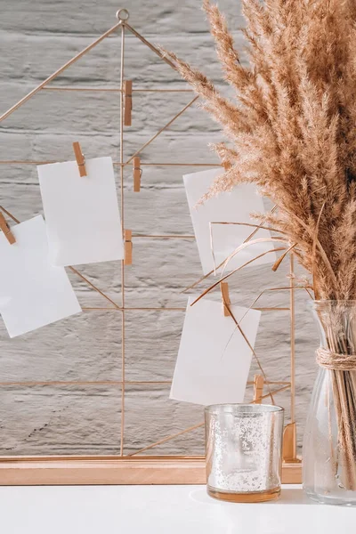 Tarjetas Carteles Maquetas Cuadrícula Copiar Espacio Decoración Femenina Mesa Oficina — Foto de Stock