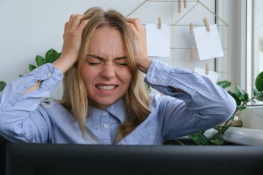 Masa başı işyerinde yorgun, uykulu, beyaz bir kadın işçi. Aşırı çalışma ve uykusuzluk. İş kadını ve parasal kriz. Depresyondaki serbest çalışan. Üzgün kadın dizüstü bilgisayara bakıyor