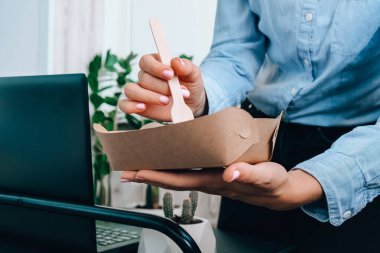 İş kadını, beslenme çantalarının teslimatına sağlıklı bir öğle yemeği molası veriyor. Lezzetli dengeli gıda konsepti. Merkez ofis. Eko sofra takımı. Yemek teslimatı