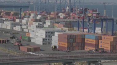 Odessa Ukrayna - Temmuz 2021: Toplu taşıyıcı gemi yük altında kıyı vinçleriyle yükleniyor. Deniz ticareti limanı faaliyeti. Denizcilik limanının kargo terminali. Lojistik endüstrisi