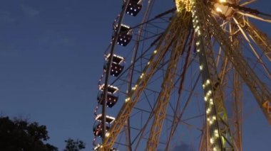 Gece Dönme dolabın ışıkları. Dönme dolapta yanıp sönen neon renkli ışıklar. Geceleyin eğlence parkı. Eğlence ve eğlence