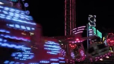 Odessa Ukrayna Temmuz 2021: aydınlatma tema parkı. Dönen atlıkarınca. Hızlı hareket eden parlayan dönme dolap. Gece vakti. Gece hayatı eğlencesi.