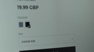 Bilgisayarı kullanarak online mağazadan mal almak. Alışveriş yapmak ve bilgisayardan alışveriş yapmak için Buy düğmesine basmak. Satın alma düğmesine basılıyor. Poşet giysilere ekle. Kara Cuma