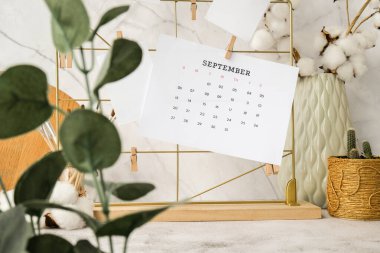 EYLÜL CALENDAR Kart ve posterleri şebeke panosundaki gibi. Uzayı kopyala Merkez ofis masaüstü. Serbest blog yazarlarının işyeri. Fırçalar ve palet araçları yaratıcı