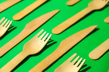 Çevre dostu fast food konteynerleri. Tahta çatallar ve bıçaklar. Çevre dostu tek kullanımlık sofra takımı. Fast food, restoran, paket servis, piknik gibi şeylerde kullanılır. Plastik sıfır atık