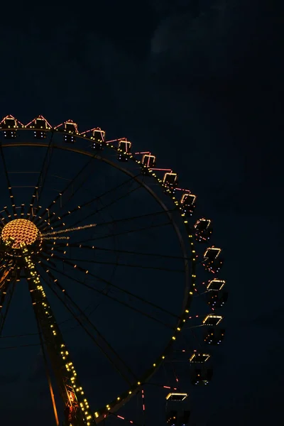 夜晚的摩天轮灯 霓虹灯在摩天轮上闪烁 夜晚的游乐园 娱乐和乐趣 嘉年华的嘉年华 色彩斑斓的摩天轮 — 图库照片