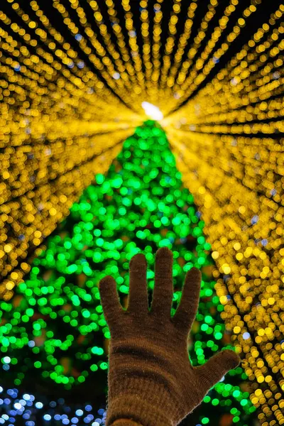 Mão Luvas Contra Luzes Desfocadas Uma Árvore Natal Cidade Noite — Fotografia de Stock