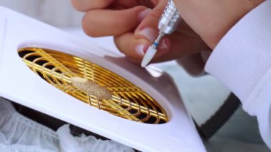 Kadın eli manikür yapıyor. Hırdavatçı tırnak cilasını söker. Tırnak bakımı, kişisel bakım. Evde otururken tek başına manikür yap. Diy. Malzeme kaldırılıyor