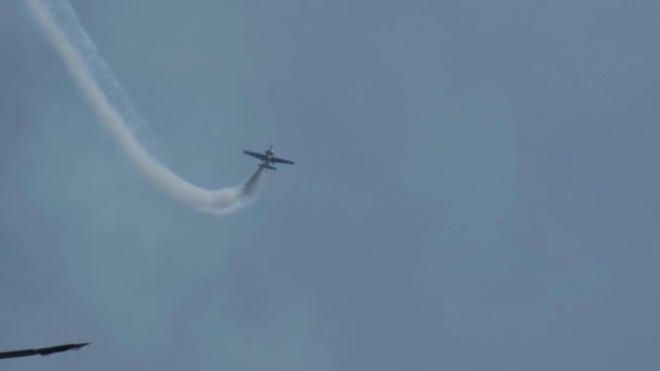 2014 년 7 월 21 일에 확인 함 . Overhead aircraft.. 이들 이 하늘을 고리 모양으로 빙글빙글 돕니다. 항공기 엔진 고장입니다. 비행기 추락 사고 — 비디오