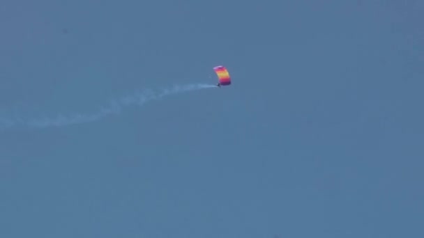 Parapendio estremo che vola contro un cielo blu chiaro, raggio di sole splende nella fotocamera. Paracadutista che gira nell'aria con un paracadute alare. Azione. Diver cielo professionale che vola su sfondo cielo blu. — Video Stock