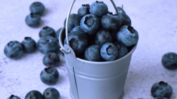 蓝莓在一个混凝土背景的小篮子里。健康的有机季节性水果背景。有机食品。健康的夏季小吃慢动作超级食物 — 图库视频影像