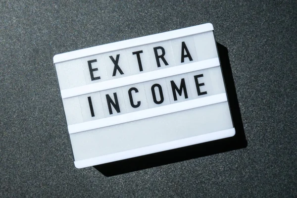 Lightbox Board Чорному Тлі Словами Extra Income Чорними Літерами Гроші — стокове фото