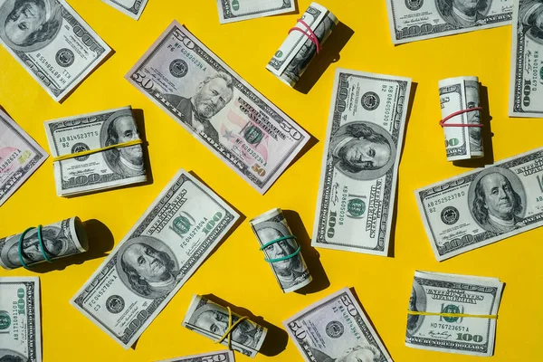 Amerikan dolarları yaratıcı planlardır. İş konsepti, gelişim perspektifi. Düz yatıyordu. Üst Manzara. Asgari yaratıcılık modeli. Zenginlik ve refah finansmanı iş bütçesi. Franklin.