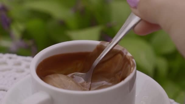 Copa de chocolate caliente en la mesa en la cafetería al aire libre verano. Hora del café y desayuno en el restaurante. Chocolate, leche espumosa caliente, cacao. — Vídeo de stock