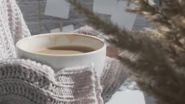 Kvinna i mysig tröja dricker kopp morgonkaffe. Latte eller cappuccino på hösten eller vintern. Egenföretagande, arbete hemifrån koncept. — Stockvideo