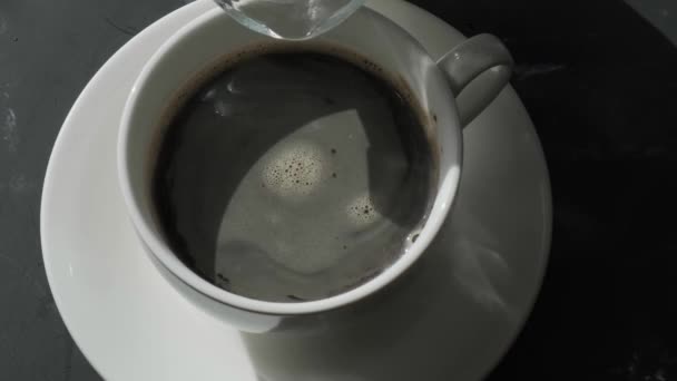 Barista zet thuis koffie. Barista die melk schenkt voor cappuccino. Barista trekt melk over een koffie - het maken van latte cappuccino. Verse ochtend giet over koffie close-up. — Stockvideo