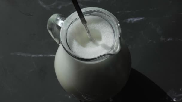 Üsd meg a tejet egy bögrében habzással. Kézzel keverjük a tejet. Habos tejet habzással. Tejet készítek a kávéhoz. Lépésről lépésre — Stock videók
