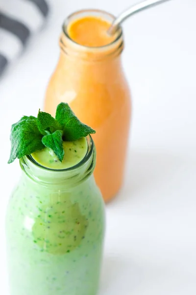 Seizoensgebonden Matcha Groene Veganistische Smoothie Met Chiazaad Munt Pompoen Wortel — Stockfoto