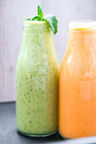 Seizoensgebonden Matcha Groene Veganistische Smoothie Met Chiazaad Munt Pompoen Wortel — Stockfoto