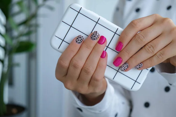 Manicure Kobiece Ręce Stylowymi Różowymi Paznokciami Trzymając Telefon Komórkowy Technologia — Zdjęcie stockowe