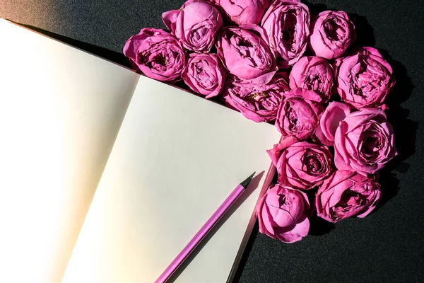 Праздничный Макет Розовые Розы Блокнотом День Рождения День Матери Валентина — стоковое фото
