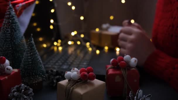 Noël en ligne fête, travail et éducation. Décorations du Nouvel An sur la table. Femme avec ordinateur portable à la maison. Vacances d'hiver. Femme agitant la main. Chat vidéo — Video