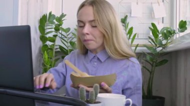 Sıfır öğle yemeği kutusunu elinde tutan kadın, sağlıklı kilo verme diyet menüsü olan yemek teslimat kutusu, iş yerinde vejetaryen yemeği. Ofis çalışanı çalışma yerinde vejetaryen yemeği yiyor.