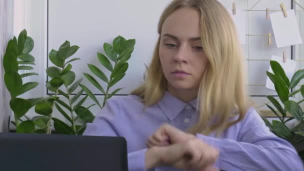 若い女性は自宅でコンピュータに取り組んでいます。ノートパソコンの前で踊る幸せな笑顔ノートパソコンで働くビジネスの女性。オンライン会議の指導。オンライン教育学生 — ストック動画