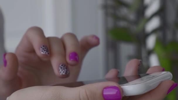 Mãos femininas cuidadas com unhas rosa elegantes segurando telefone celular. Tecnologia Smartphone. Manicure design moderno na moda. Unhas de gel. Cuidado com a pele. Tratamento de beleza. Cuidados com unhas. Cores da moda — Vídeo de Stock