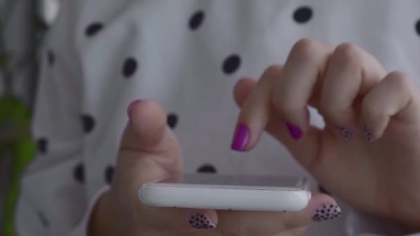 Gemanicuurde vrouwelijke handen met stijlvolle roze nagels met mobiele telefoon. Smartphonetechnologie. Trendy moderne design manicure. Gel nagels. Huidverzorging. Schoonheidsbehandeling. Nagelverzorging. Trendy kleuren — Stockvideo