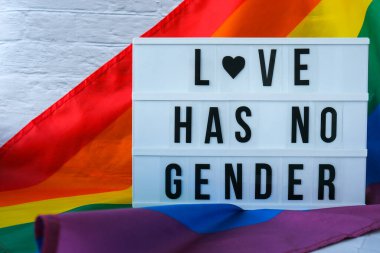 Işık ve mesaj kutulu gökkuşağı bayrağının cenneti yoktur. İpek kumaştan yapılmış gökkuşağı lgbtq bayrağı. LGBTQ gurur ayının sembolü. Eşit haklar. Barış ve özgürlük. LGBTQ topluluğunu destekle