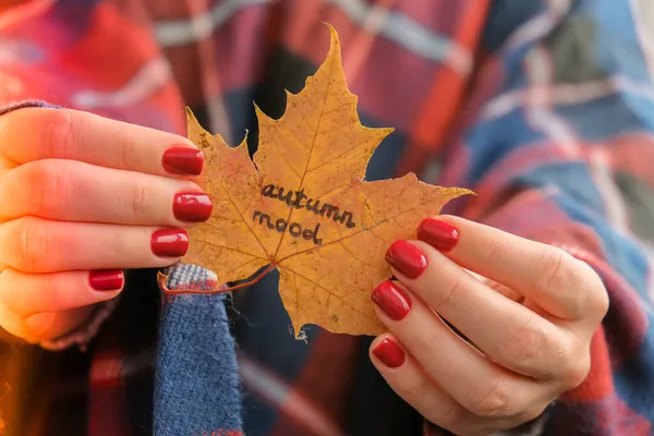 Stylowe Czerwone Żeńskie Paznokcie Spadek Liść Tekstem Autumn Mood Rękach — Zdjęcie stockowe