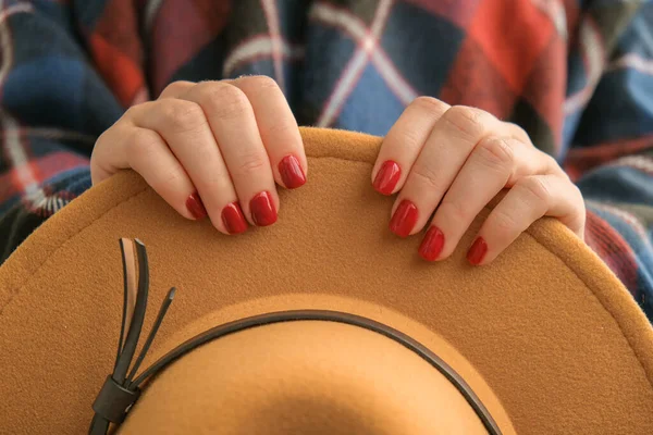 Κομψά Κόκκινα Γυναικεία Νύχια Γυναίκα Πόντσο Κρατώντας Καφέ Μοντέρνο Καπέλο — Φωτογραφία Αρχείου